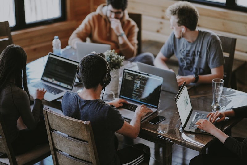 Equipo creativo y técnico de Nynkle colaborando en producción